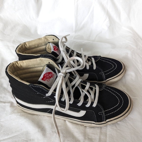 Vans Classic High Top Skate Shoes - Picture 2 of 9